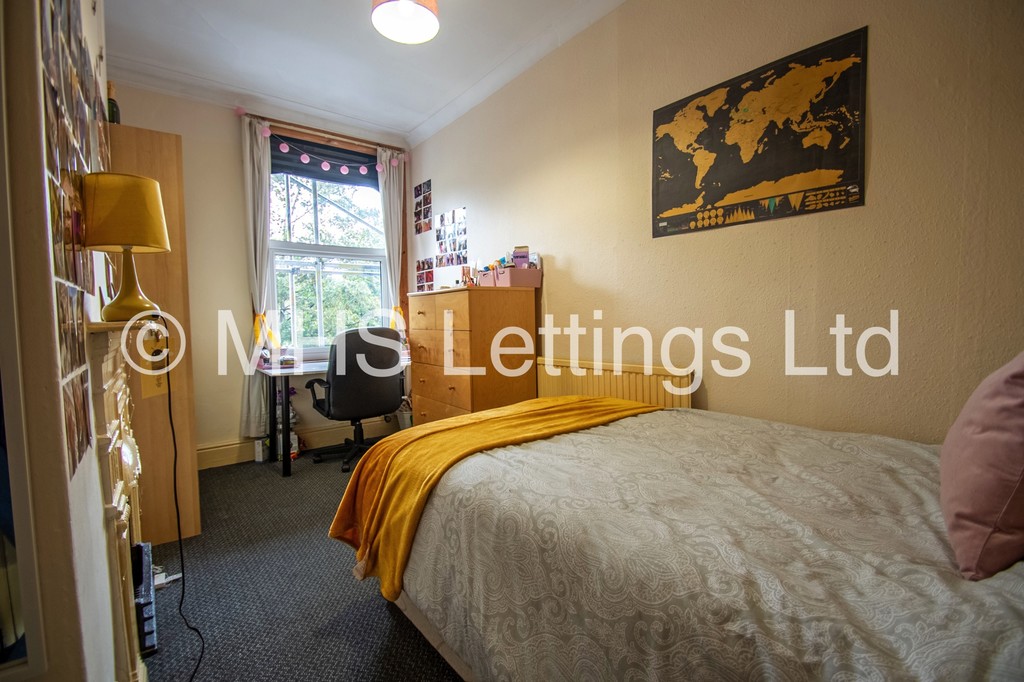 Photo of 7 Bedroom Mid Terraced House in 75 Richmond Avenue, Leeds, LS6 1DB