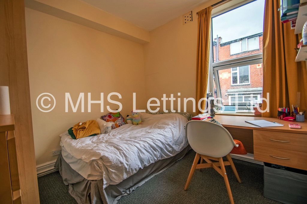 Photo of 7 Bedroom Mid Terraced House in 75 Richmond Avenue, Leeds, LS6 1DB