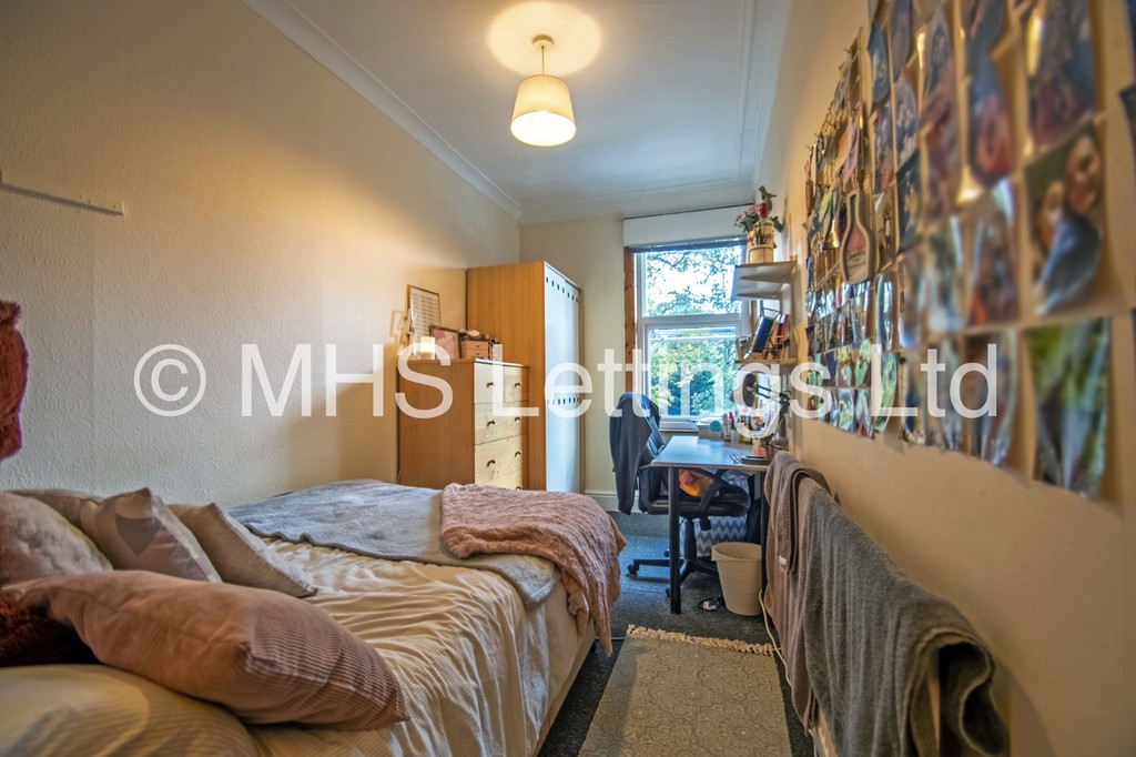 Photo of 7 Bedroom Mid Terraced House in 75 Richmond Avenue, Leeds, LS6 1DB