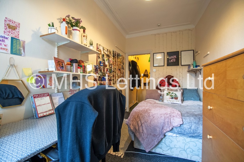 Photo of 7 Bedroom Mid Terraced House in 75 Richmond Avenue, Leeds, LS6 1DB