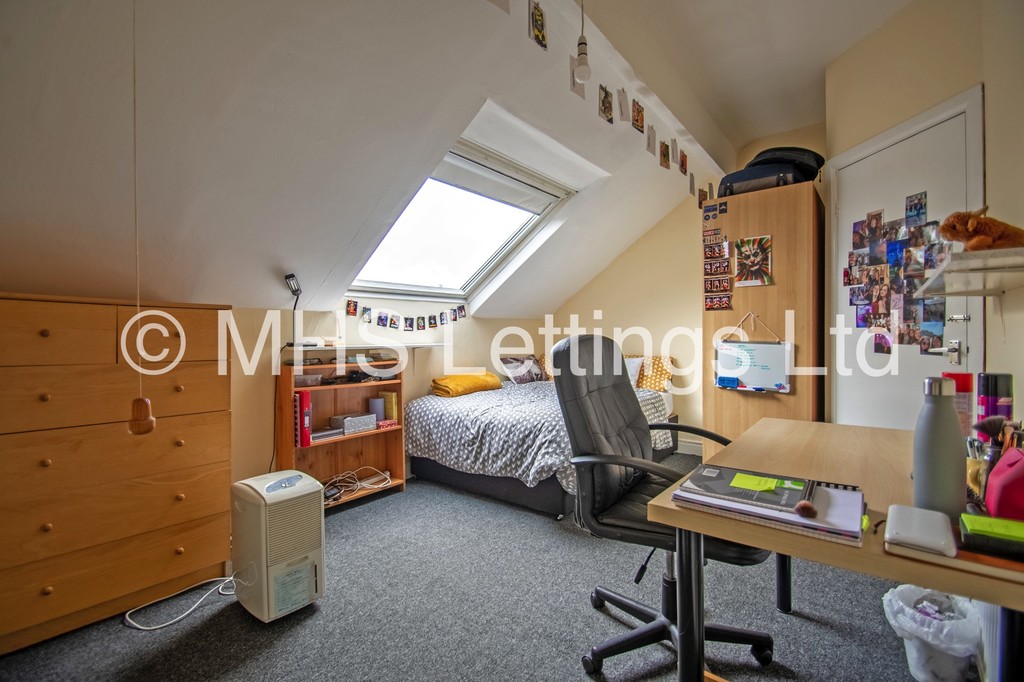 Photo of 7 Bedroom Mid Terraced House in 75 Richmond Avenue, Leeds, LS6 1DB