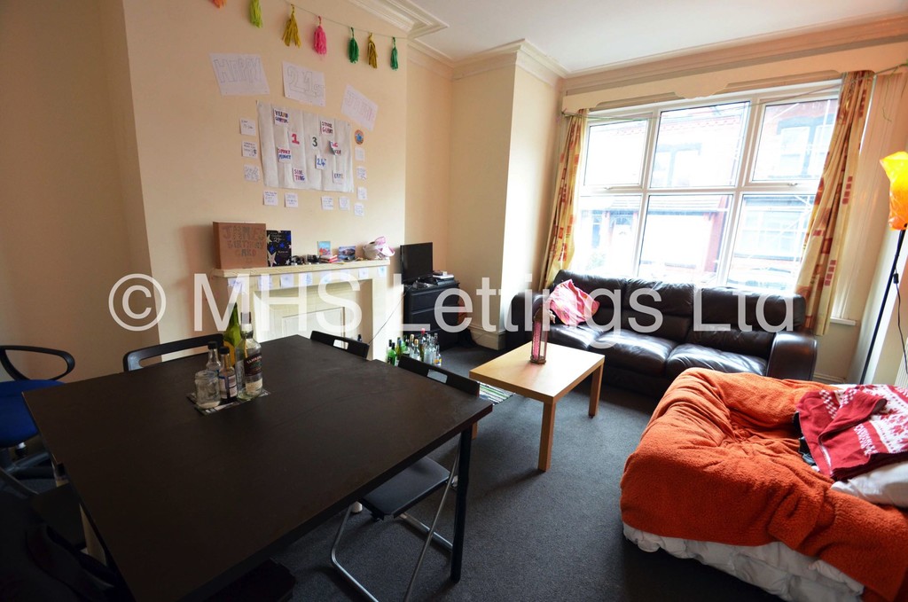 Photo of 7 Bedroom Mid Terraced House in 13 Chestnut Avenue, Leeds, LS6 1AZ