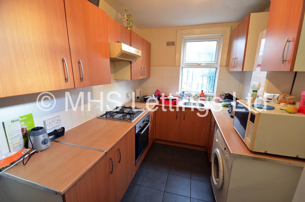 Photo of 7 Bedroom Mid Terraced House in 13 Chestnut Avenue, Leeds, LS6 1AZ