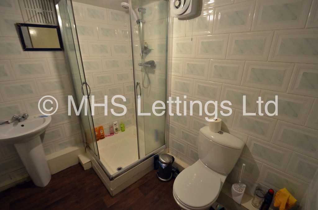 Photo of 7 Bedroom Mid Terraced House in 13 Chestnut Avenue, Leeds, LS6 1AZ