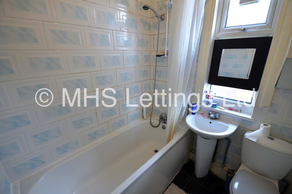Photo of 7 Bedroom Mid Terraced House in 13 Chestnut Avenue, Leeds, LS6 1AZ
