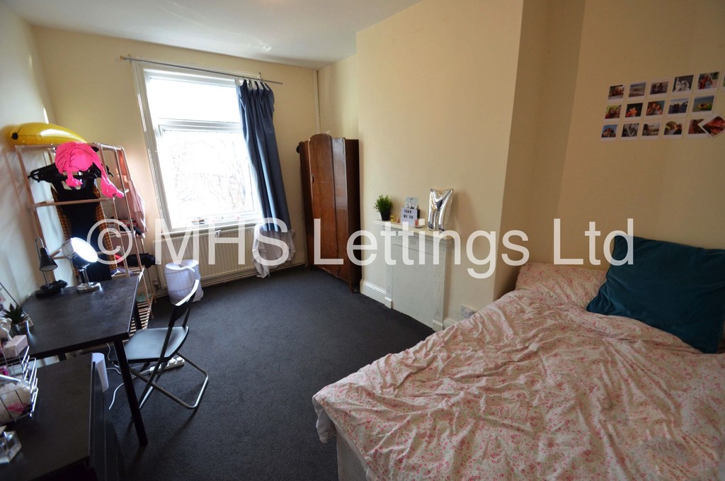 Photo of 7 Bedroom Mid Terraced House in 13 Chestnut Avenue, Leeds, LS6 1AZ