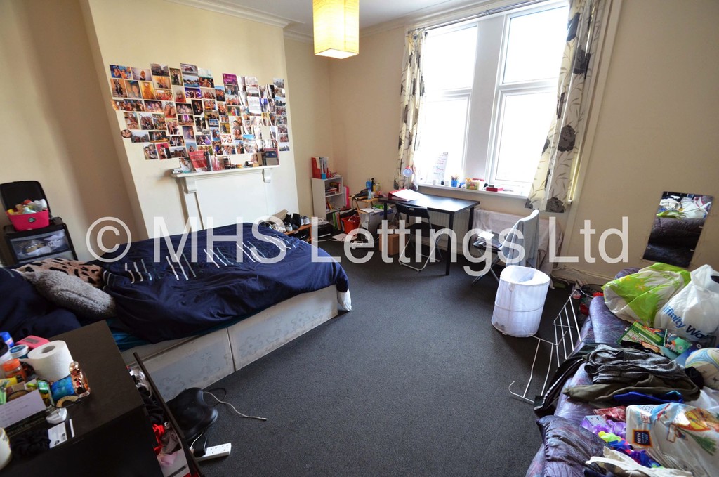 Photo of 7 Bedroom Mid Terraced House in 13 Chestnut Avenue, Leeds, LS6 1AZ