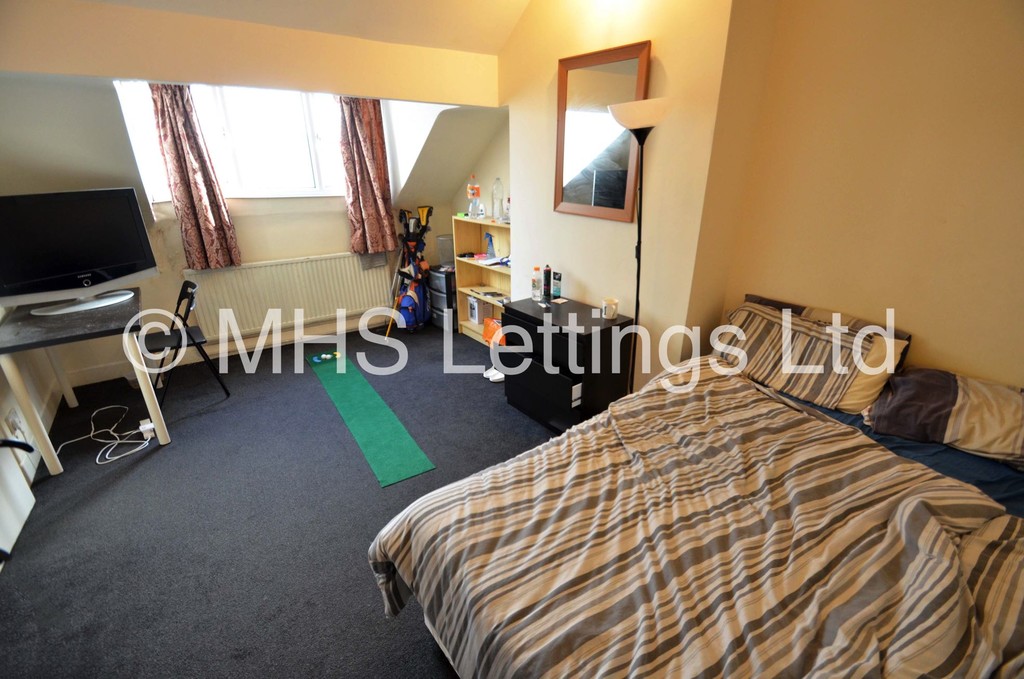 Photo of 7 Bedroom Mid Terraced House in 13 Chestnut Avenue, Leeds, LS6 1AZ