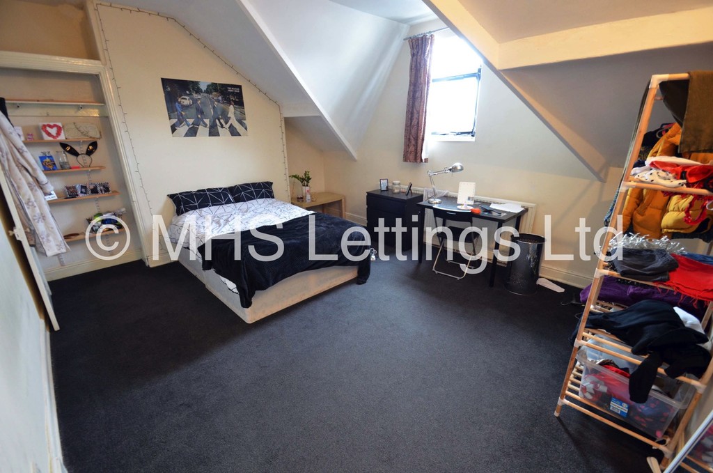 Photo of 7 Bedroom Mid Terraced House in 13 Chestnut Avenue, Leeds, LS6 1AZ