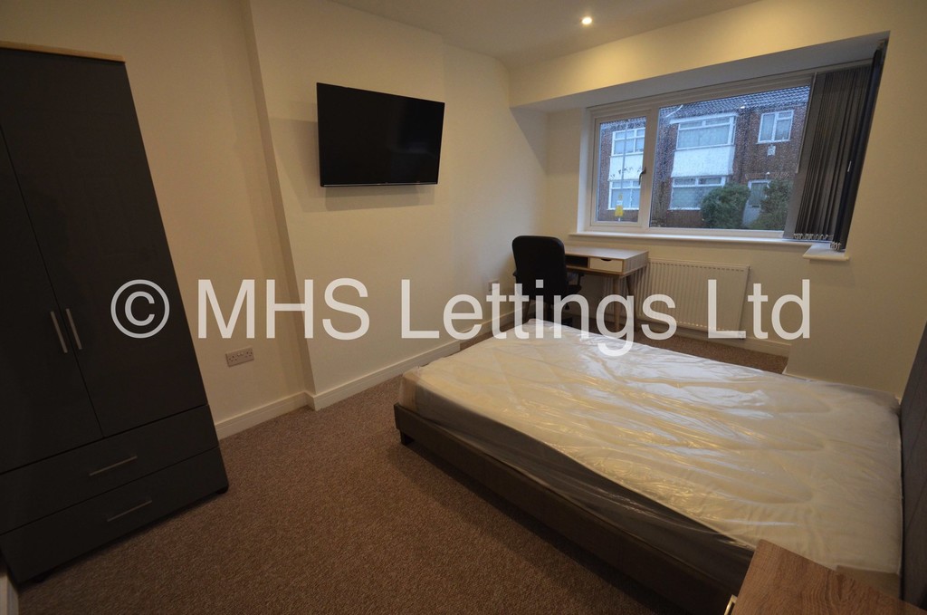 Photo of 3 Bedroom Mid Terraced House in 23 Kelso Gardens, Leeds, LS2 9PS