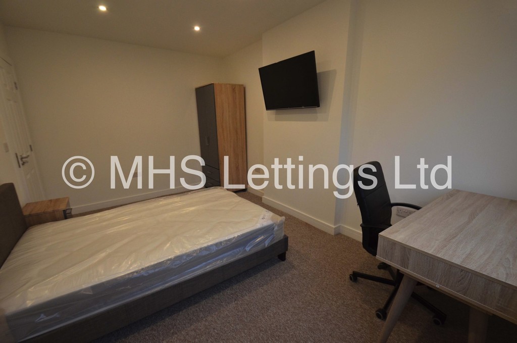 Photo of 3 Bedroom Mid Terraced House in 23 Kelso Gardens, Leeds, LS2 9PS