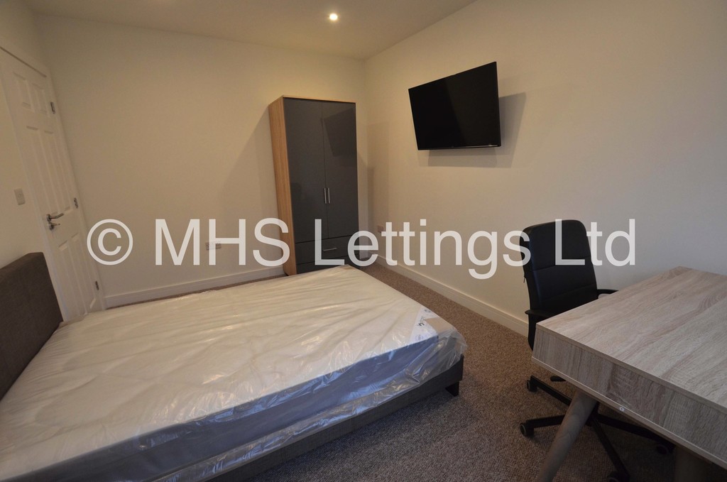 Photo of 3 Bedroom Mid Terraced House in 23 Kelso Gardens, Leeds, LS2 9PS