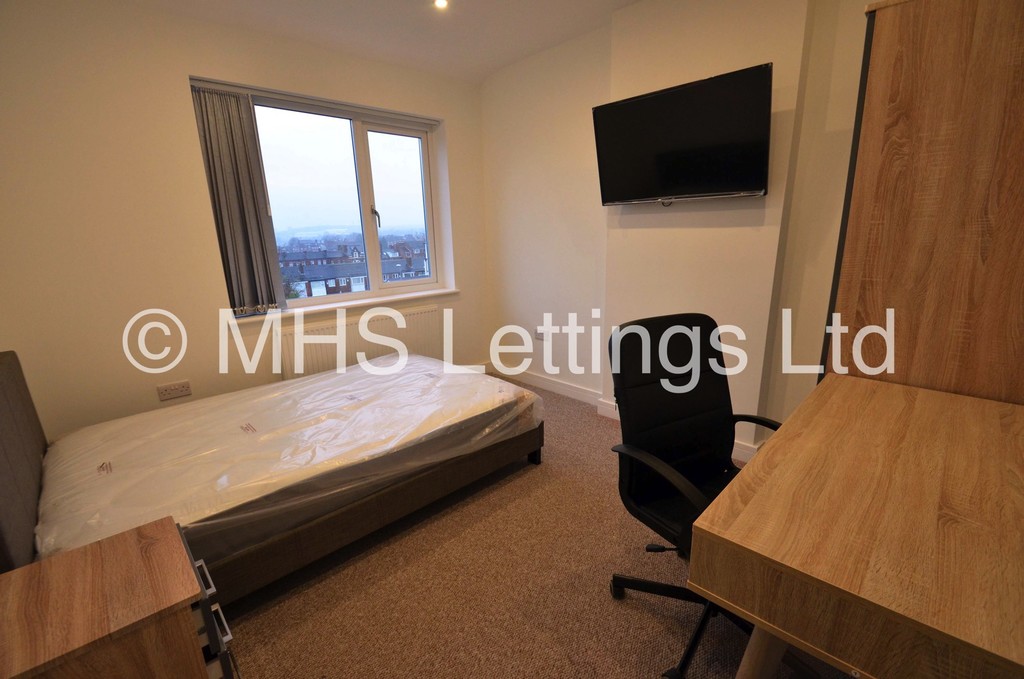 Photo of 3 Bedroom Mid Terraced House in 23 Kelso Gardens, Leeds, LS2 9PS