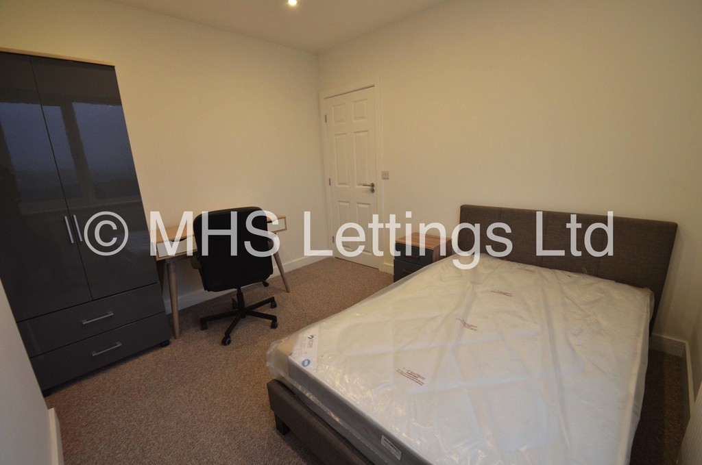 Photo of 3 Bedroom Mid Terraced House in 23 Kelso Gardens, Leeds, LS2 9PS