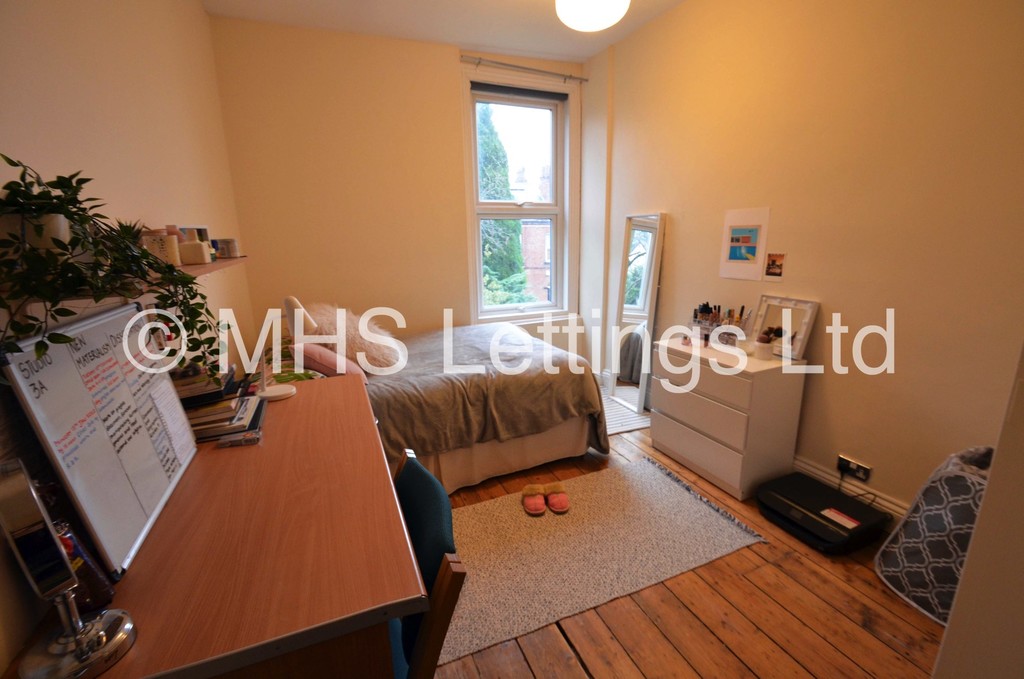 Photo of 7 Bedroom End Terraced House in 11 Buckingham Mount, Leeds, LS6 1DN