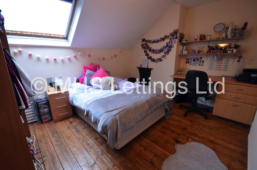 Photo of 7 Bedroom End Terraced House in 11 Buckingham Mount, Leeds, LS6 1DN