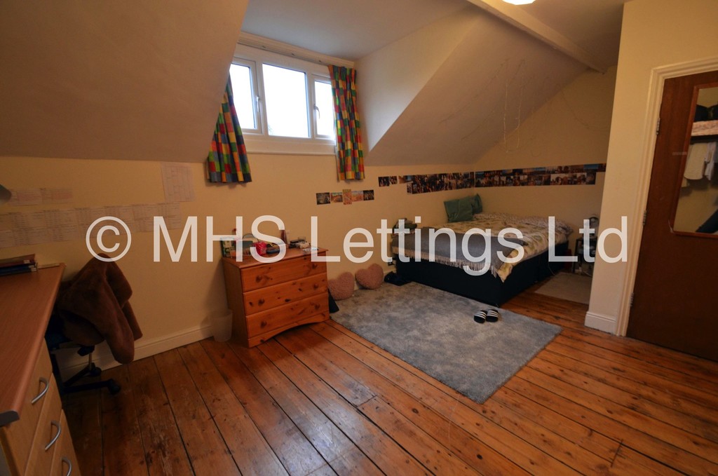 Photo of 7 Bedroom End Terraced House in 11 Buckingham Mount, Leeds, LS6 1DN