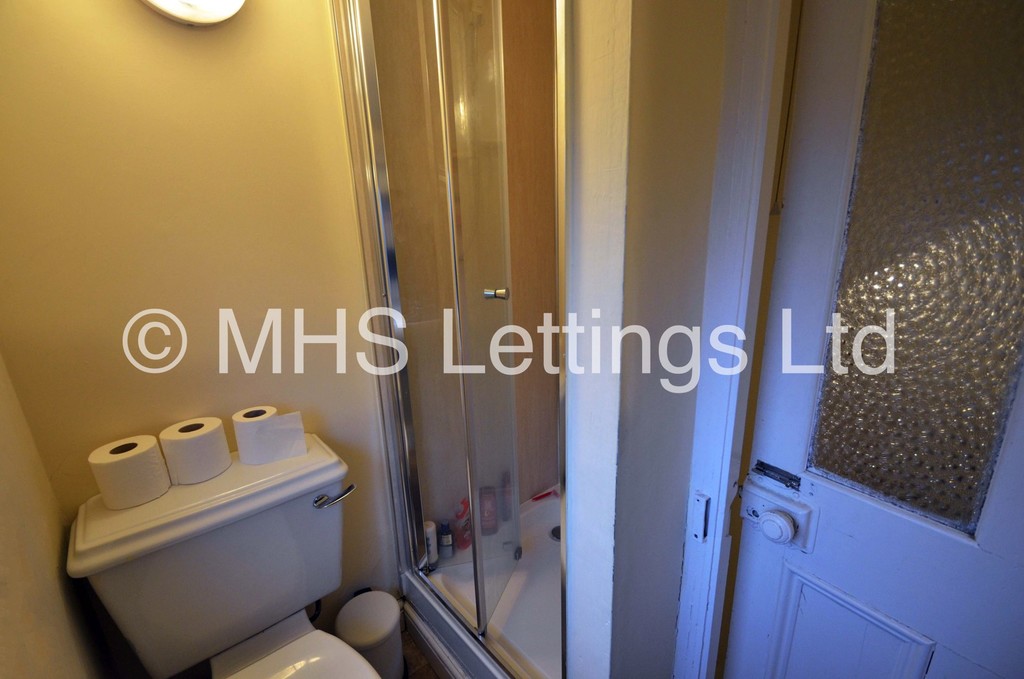 Photo of 7 Bedroom End Terraced House in 11 Buckingham Mount, Leeds, LS6 1DN