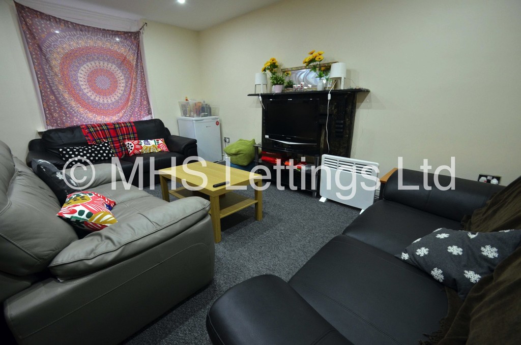 Photo of 7 Bedroom End Terraced House in 11 Buckingham Mount, Leeds, LS6 1DN