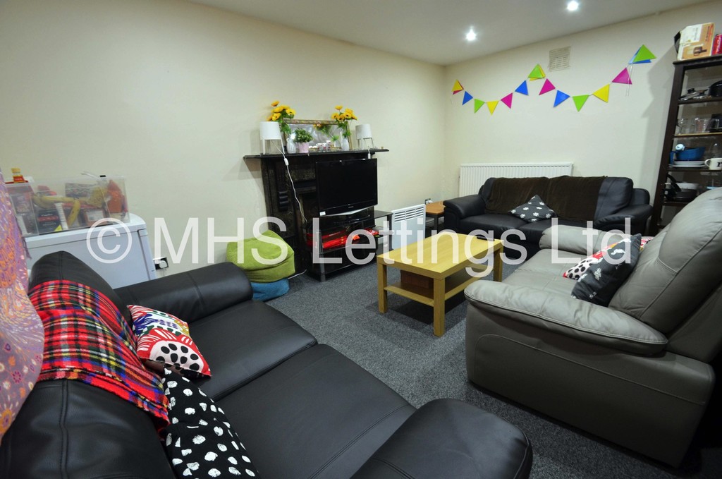Photo of 7 Bedroom End Terraced House in 11 Buckingham Mount, Leeds, LS6 1DN