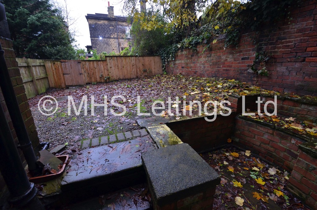 Photo of 7 Bedroom End Terraced House in 11 Buckingham Mount, Leeds, LS6 1DN