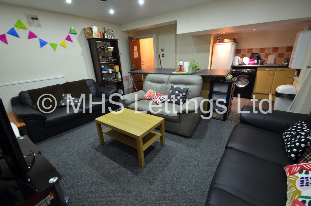 Photo of 7 Bedroom End Terraced House in 11 Buckingham Mount, Leeds, LS6 1DN