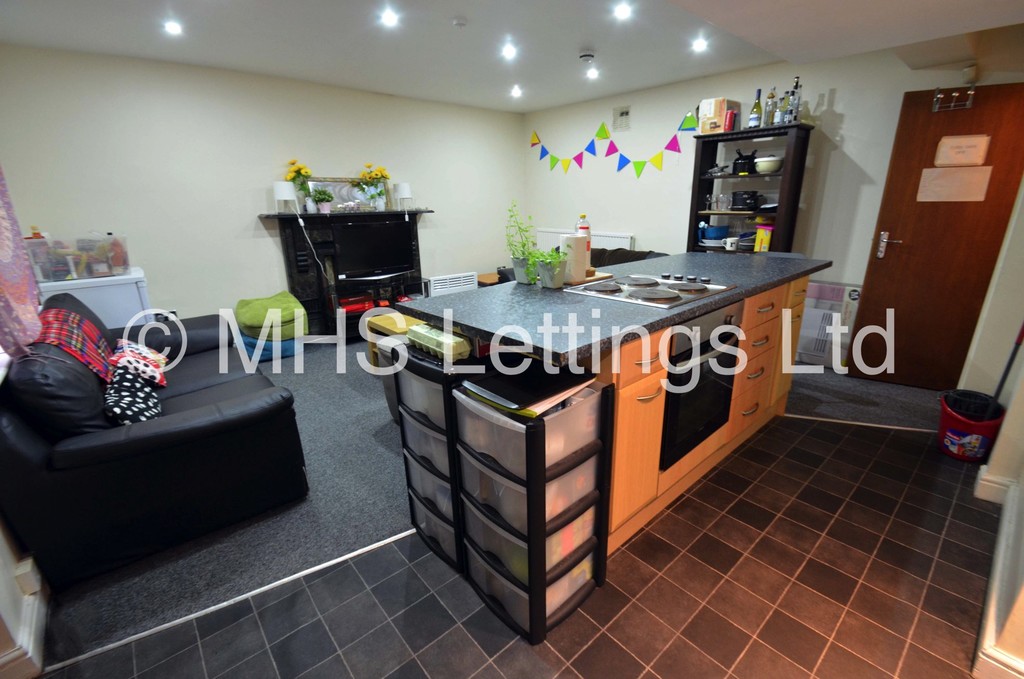 Photo of 7 Bedroom End Terraced House in 11 Buckingham Mount, Leeds, LS6 1DN