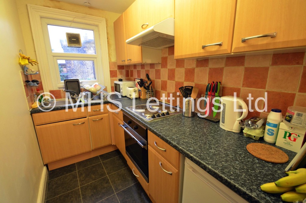 Photo of 7 Bedroom End Terraced House in 11 Buckingham Mount, Leeds, LS6 1DN
