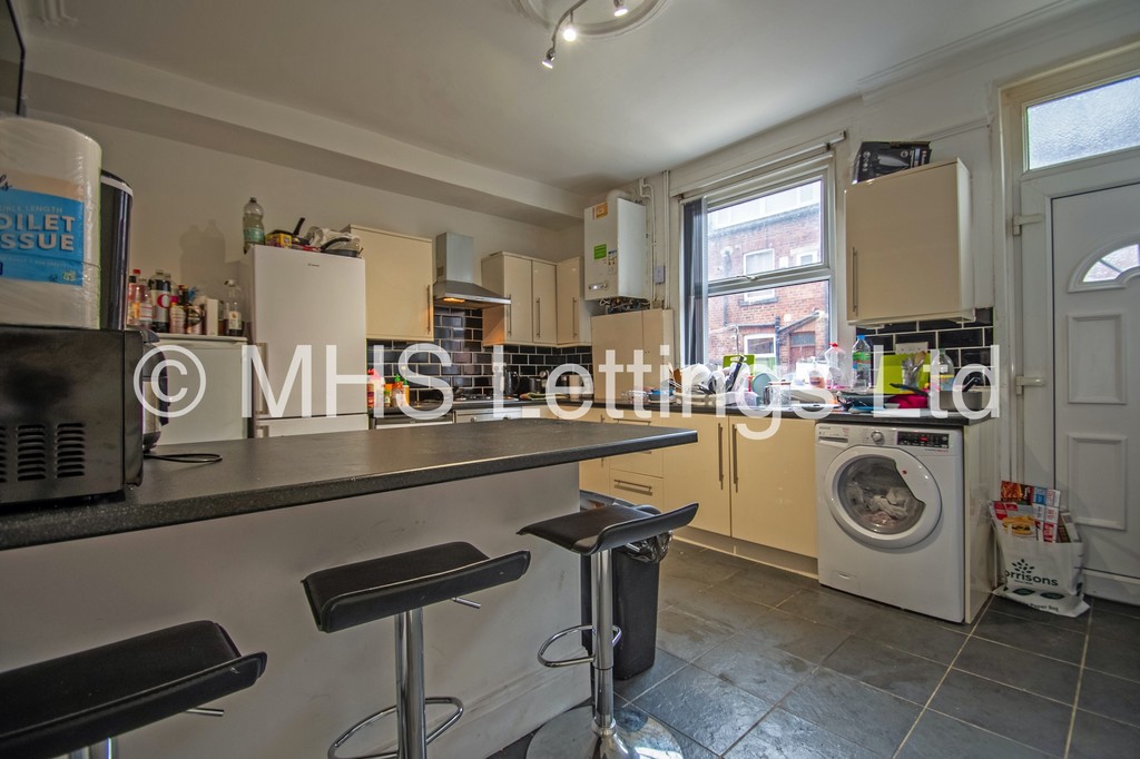 Photo of 6 Bedroom Mid Terraced House in 14 Ashville View, Leeds, LS6 1LT