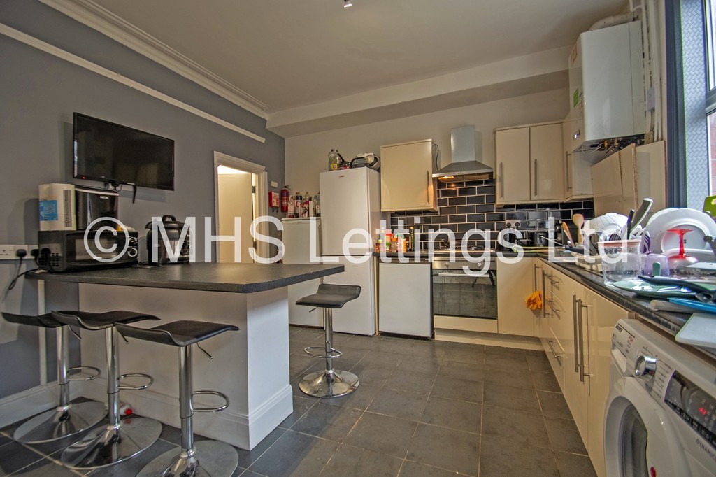 Photo of 6 Bedroom Mid Terraced House in 14 Ashville View, Leeds, LS6 1LT