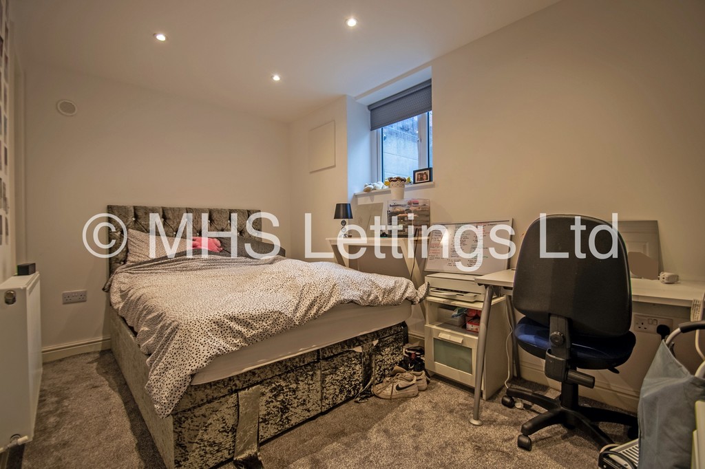 Photo of 6 Bedroom Mid Terraced House in 14 Ashville View, Leeds, LS6 1LT