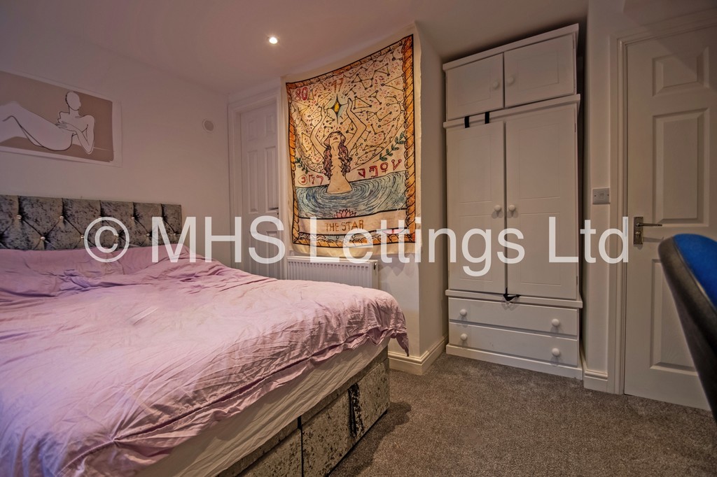 Photo of 6 Bedroom Mid Terraced House in 14 Ashville View, Leeds, LS6 1LT
