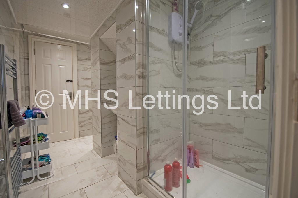 Photo of 6 Bedroom Mid Terraced House in 14 Ashville View, Leeds, LS6 1LT