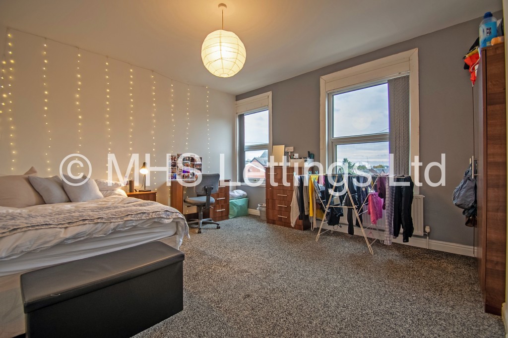 Photo of 6 Bedroom Mid Terraced House in 14 Ashville View, Leeds, LS6 1LT