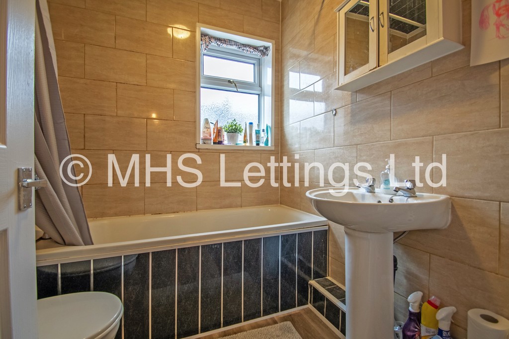 Photo of 6 Bedroom Mid Terraced House in 14 Ashville View, Leeds, LS6 1LT
