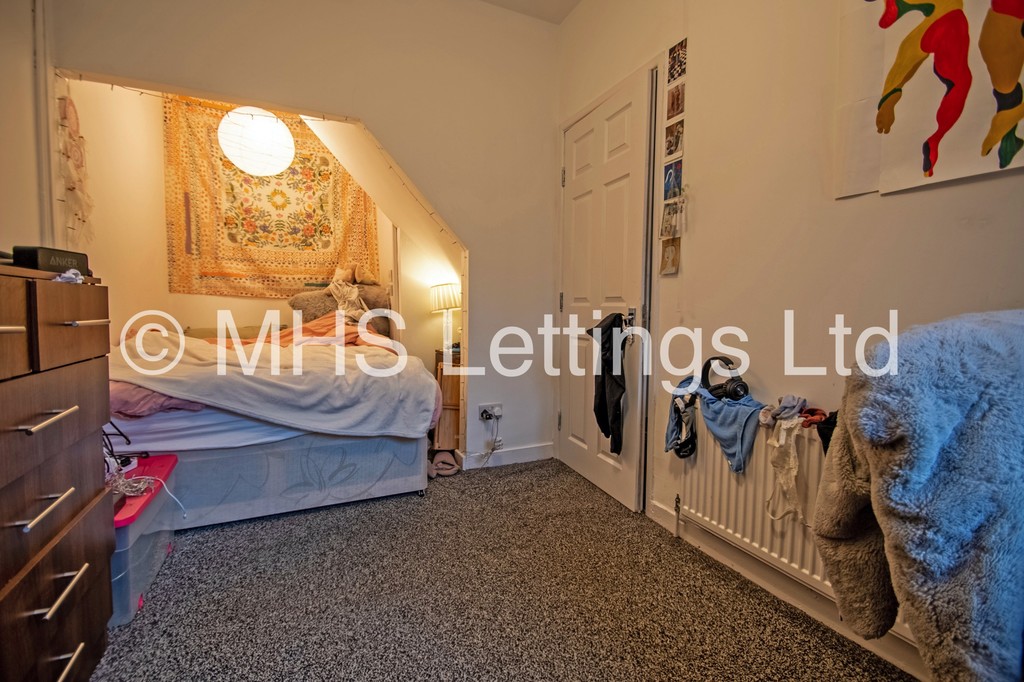 Photo of 6 Bedroom Mid Terraced House in 14 Ashville View, Leeds, LS6 1LT
