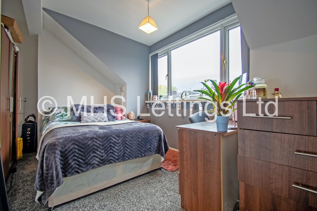 Photo of 6 Bedroom Mid Terraced House in 14 Ashville View, Leeds, LS6 1LT