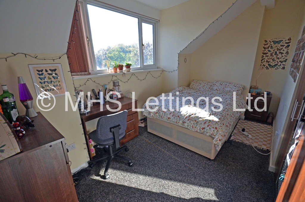 Photo of 6 Bedroom Mid Terraced House in 14 Ashville View, Leeds, LS6 1LT