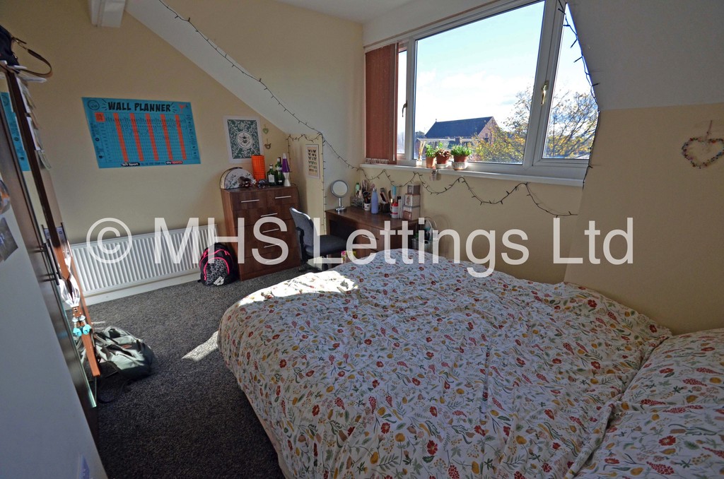 Photo of 6 Bedroom Mid Terraced House in 14 Ashville View, Leeds, LS6 1LT