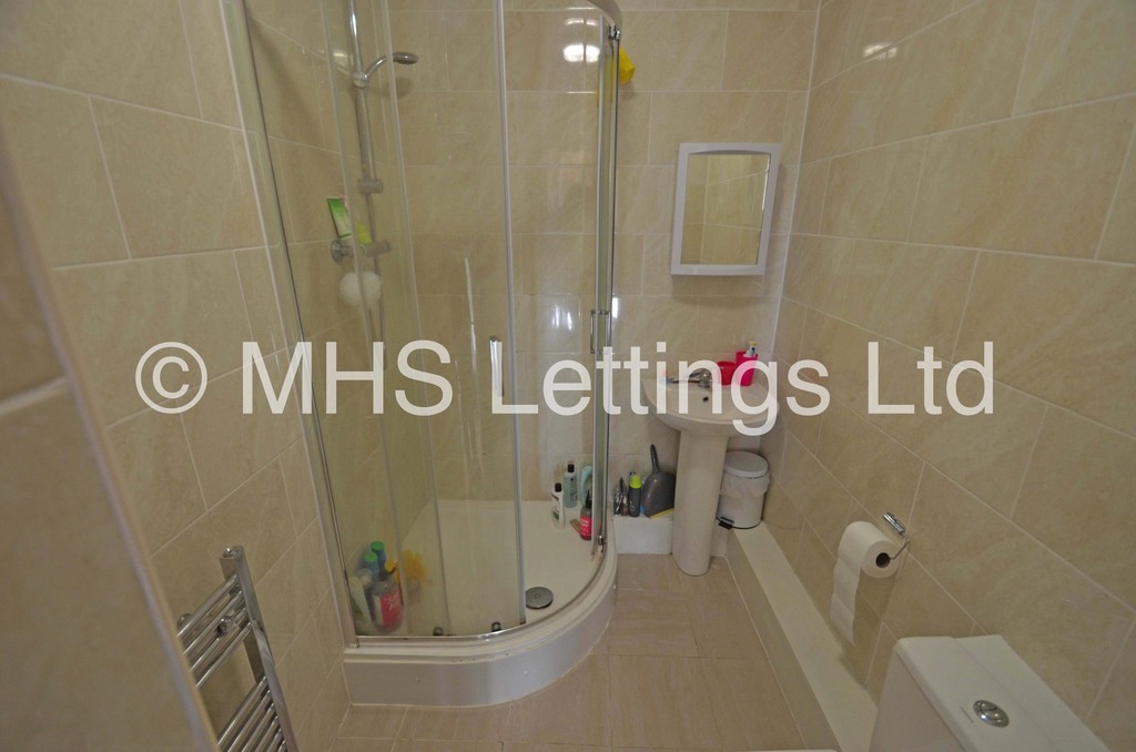 Photo of 6 Bedroom Mid Terraced House in 14 Ashville View, Leeds, LS6 1LT