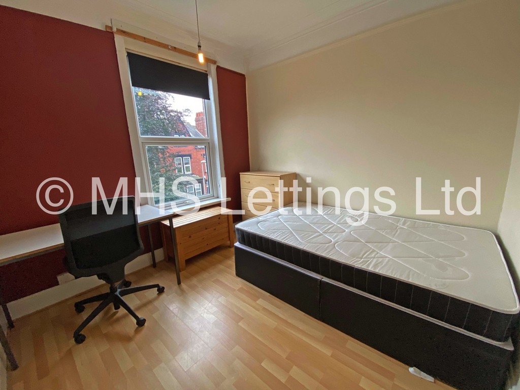 Photo of 9 Bedroom Mid Terraced House in 31 Manor Terrace, Leeds, LS6 1BU