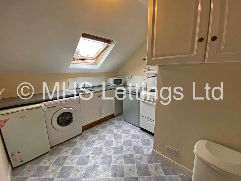 Photo of 9 Bedroom Mid Terraced House in 31 Manor Terrace, Leeds, LS6 1BU