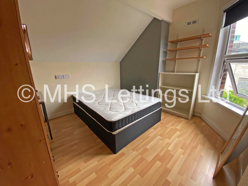 Photo of 9 Bedroom Mid Terraced House in 31 Manor Terrace, Leeds, LS6 1BU