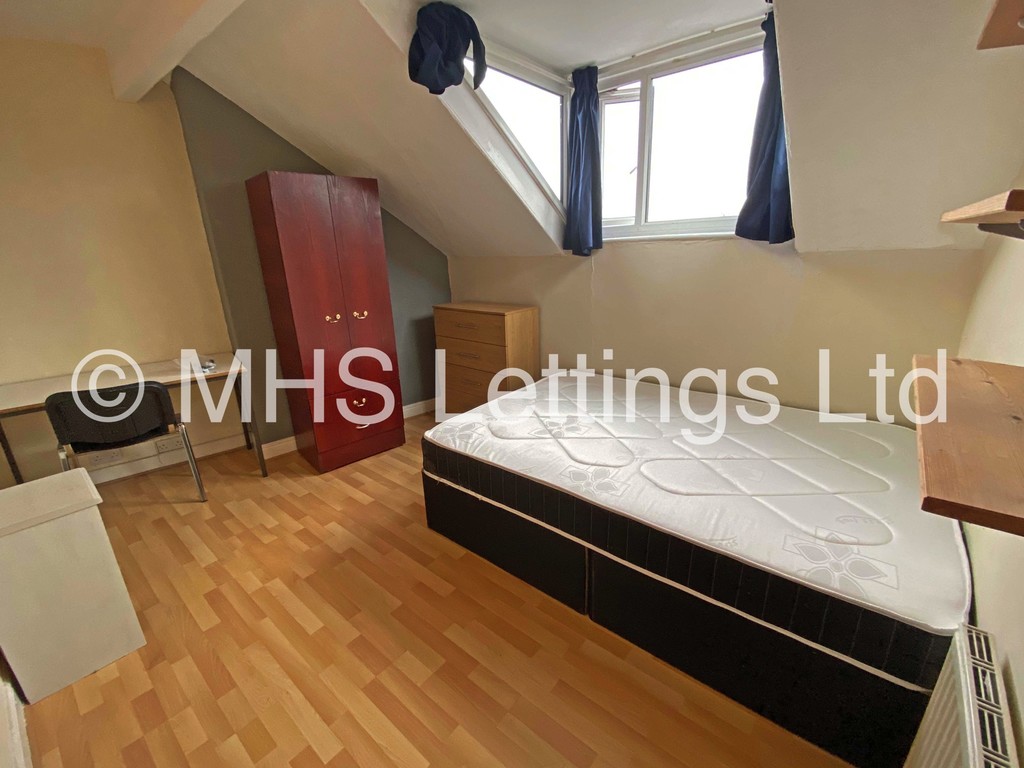 Photo of 9 Bedroom Mid Terraced House in 31 Manor Terrace, Leeds, LS6 1BU