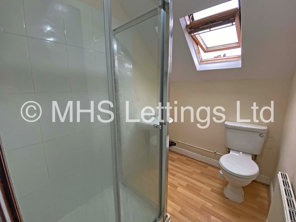 Photo of 9 Bedroom Mid Terraced House in 31 Manor Terrace, Leeds, LS6 1BU