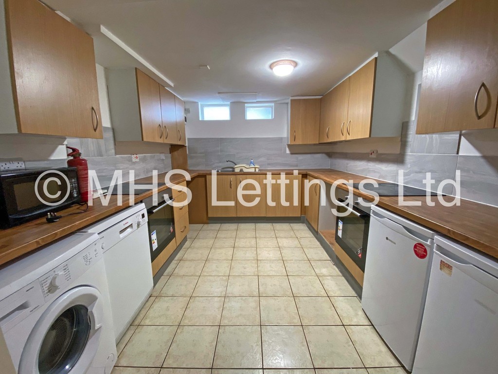 Photo of 9 Bedroom Mid Terraced House in 31 Manor Terrace, Leeds, LS6 1BU