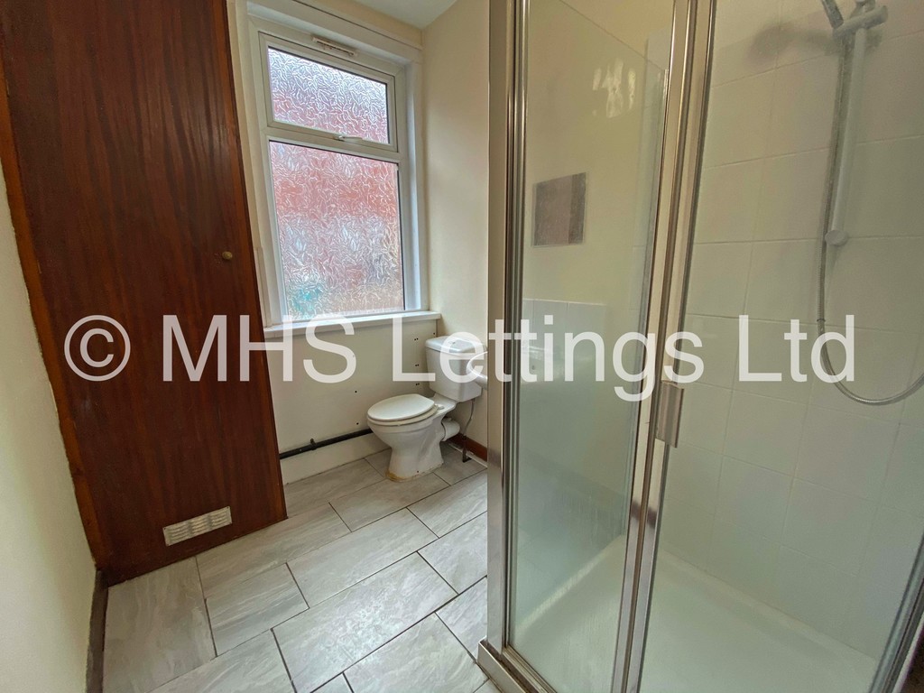 Photo of 9 Bedroom Mid Terraced House in 31 Manor Terrace, Leeds, LS6 1BU