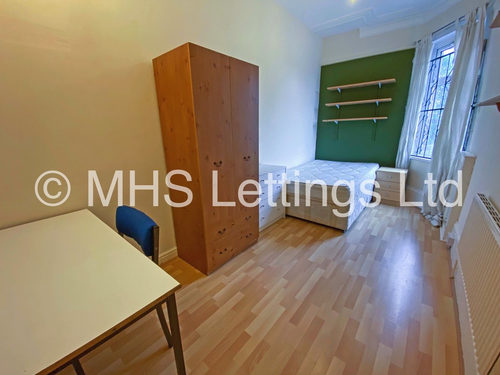 Photo of 9 Bedroom Mid Terraced House in 31 Manor Terrace, Leeds, LS6 1BU