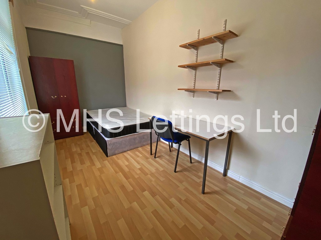 Photo of 9 Bedroom Mid Terraced House in 31 Manor Terrace, Leeds, LS6 1BU