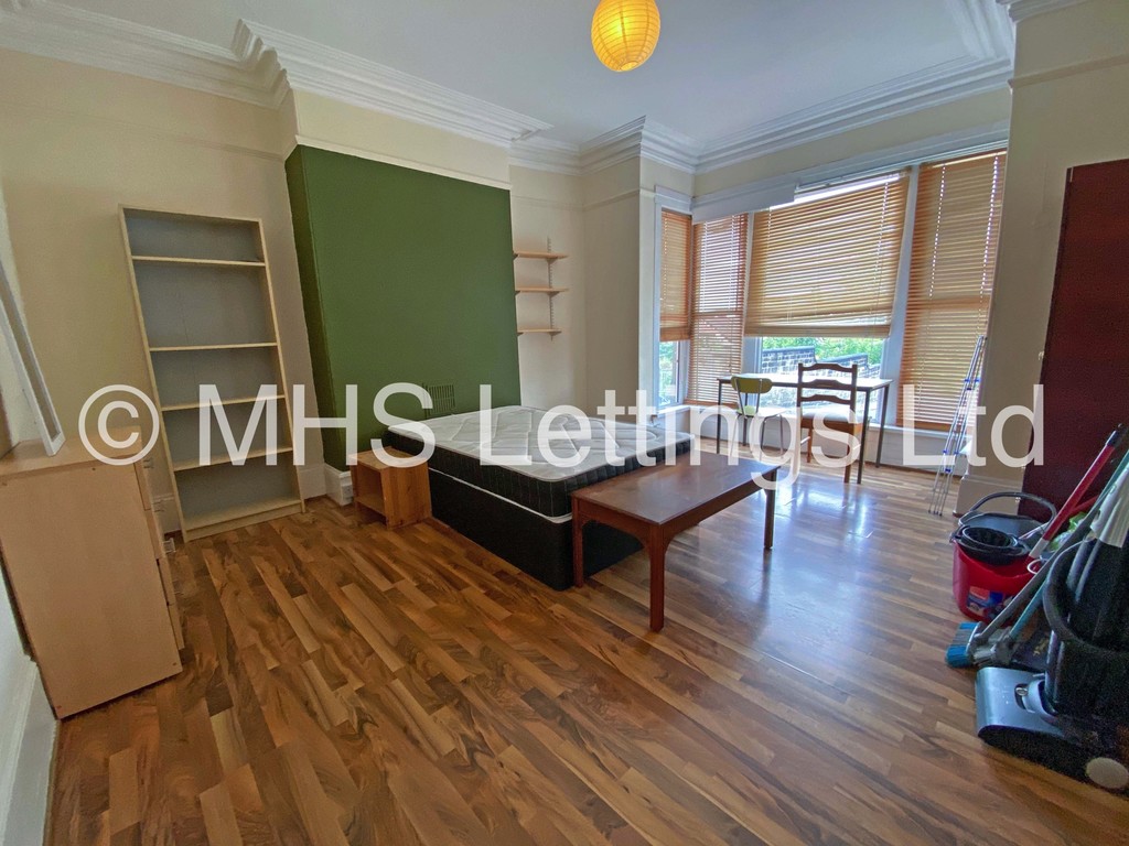 Photo of 9 Bedroom Mid Terraced House in 31 Manor Terrace, Leeds, LS6 1BU